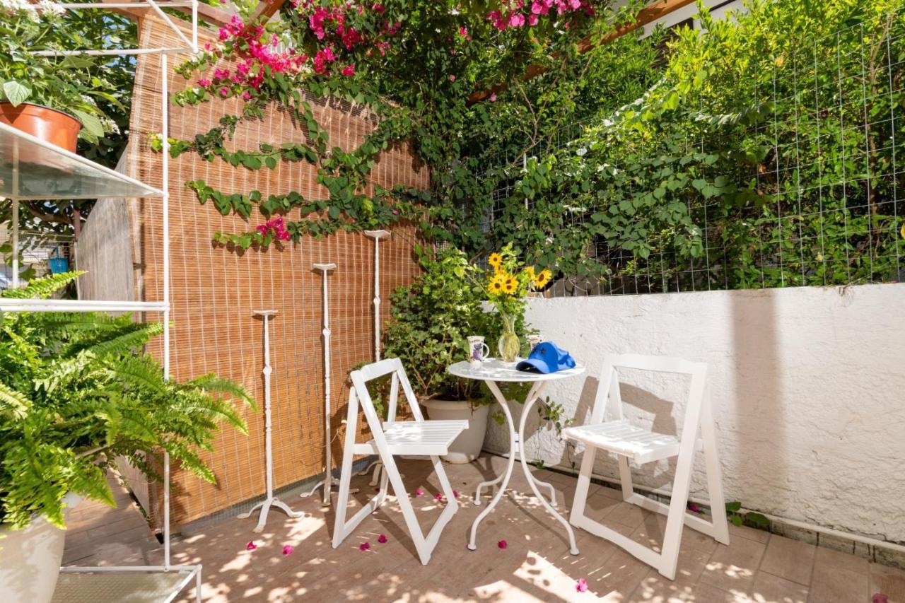 Ibiscus And Lily Apartment