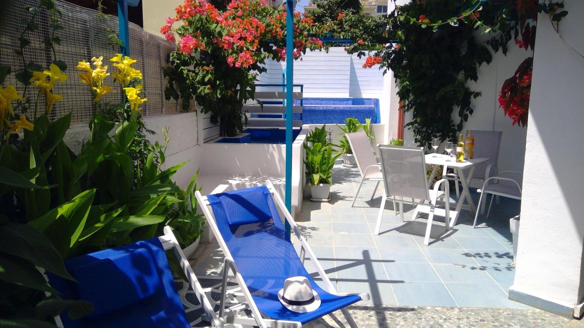 Ibiscus And Lily Apartment